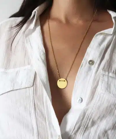 collier sautoir à médaille acier inoxydable doré à l'or fin bijoux créateur durable waterproof hypoallergénique Caprice Paris