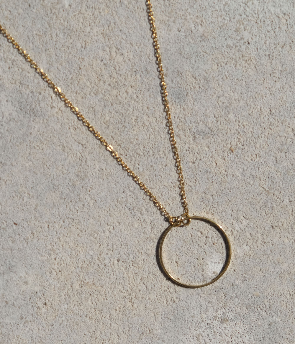 collier fin à pendentif cercle acier inoxydable doré à l'or fin résiste à l'eau et au temps caprice paris bijoux créateur