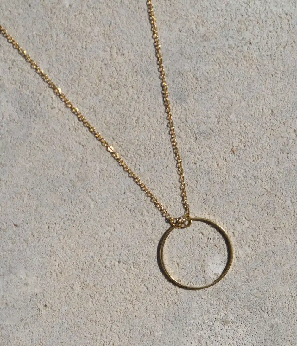 collier fin à pendentif cercle acier inoxydable doré à l'or fin résiste à l'eau et au temps caprice paris bijoux créateur