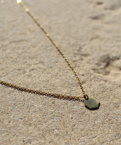 collier fin doré à pendentif hexagonal, résiste à l'eau au temps à l'acidité de la peau caprice paris