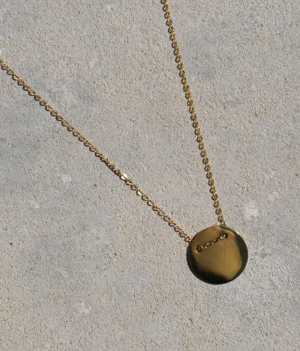 sautoir collier long à médaille en acier inoxydable doré à l'or fin bijoux waterproof caprice paris