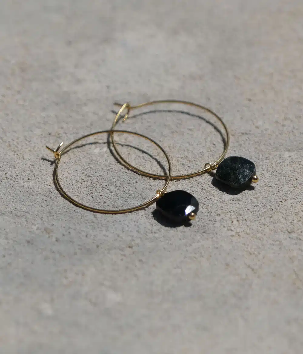 créoles fines à pendants pierre naturelle d'onyx bijoux waterproof fabriqué en france caprice paris