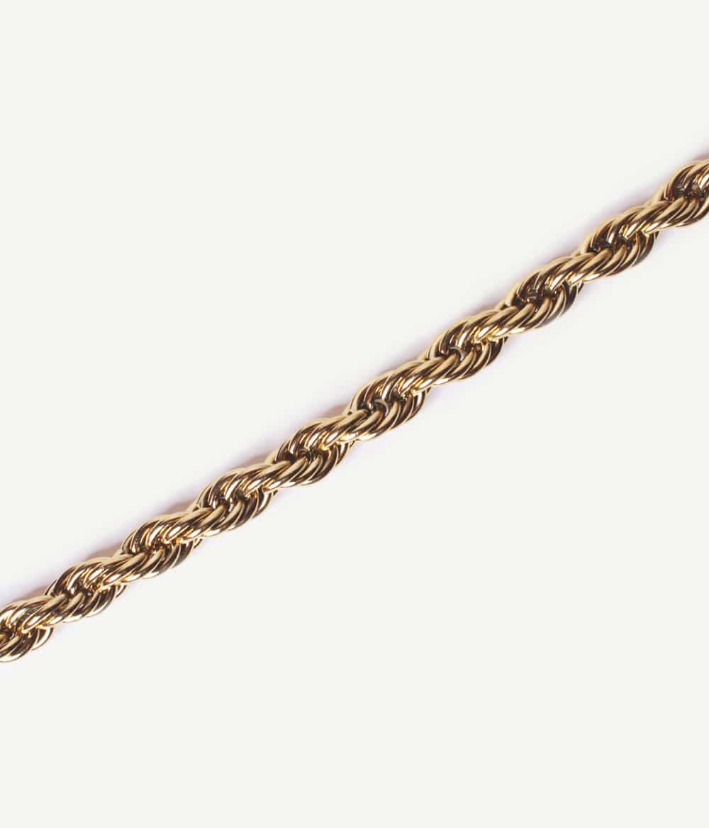 caprice paris bijoux créateur, vue sur la maille corde dorée du collier monica de haut, détail de l'acier inoxydable qui tourne sur lui-même pour le design du bijou