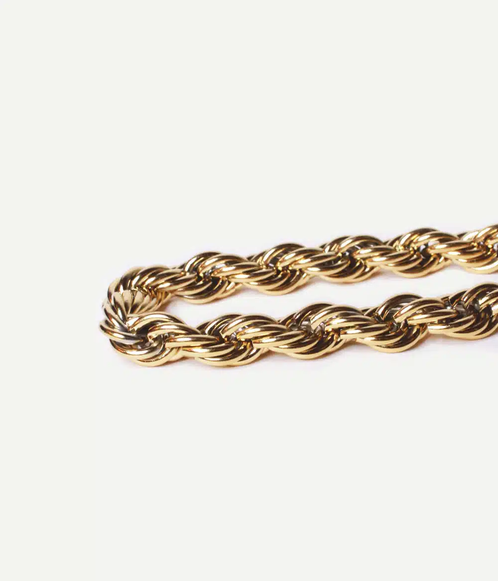caprice paris bijoux créateur, gros plan sur la maille corde dorée du bracelet monica, design vintage, brille joliment