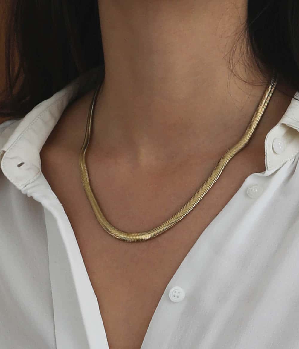 caprice paris bijoux créateur, vue sur le collier simone à maille serpent de profil, grâce à sa chaine souple, l'or brille jolliment