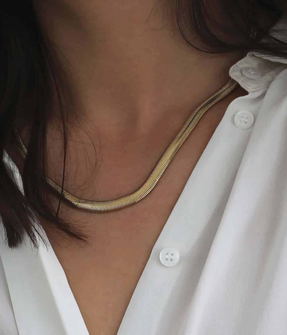 caprice paris bijoux créateur, collier simone porté, maille serpent dorée plutôt large et souple, collier longueur classique