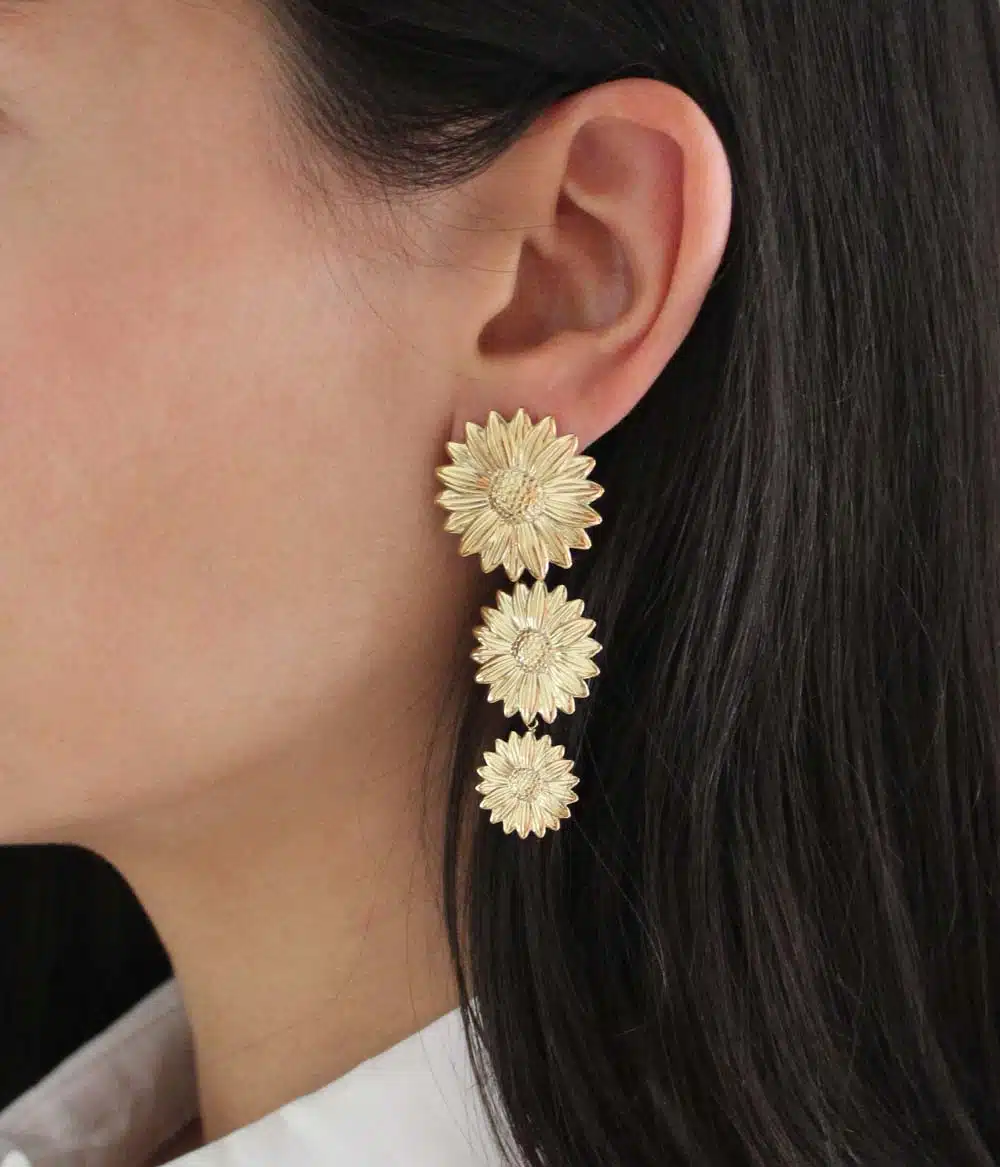 boucles d'oreilles dorées à pendants fleur marguerite style intemporel bijoux créateur waterproof hypoallergéniques fabrication française et responsable caprice paris