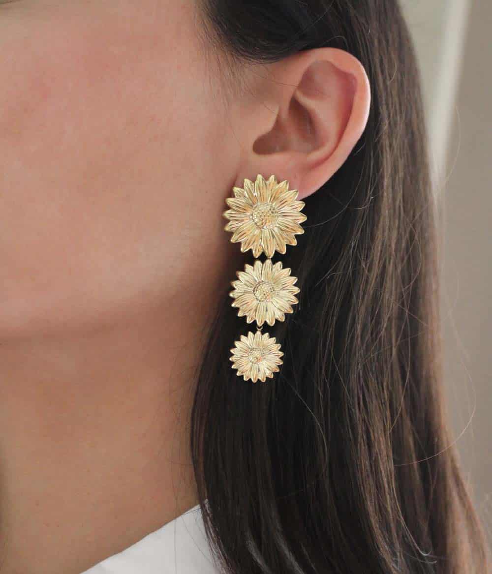 boucles d'oreilles dorées à pendants fleur marguerite style intemporel bijoux créateur waterproof hypoallergéniques caprice paris