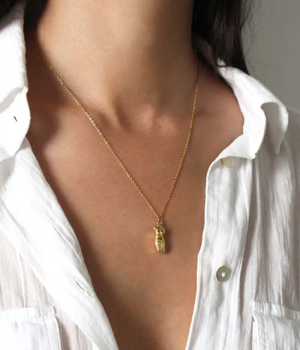 collier fin pendentif femme nue acier inoxydable doré à l'or fin bijoux créateur waterproof hypoallergéniques caprice paris