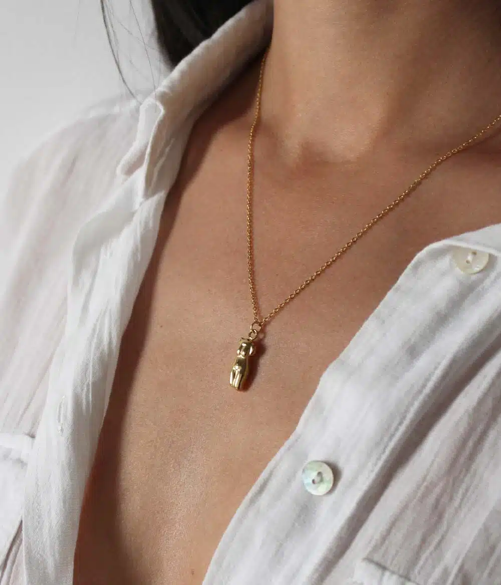 collier fin pendentif femme nue acier inoxydable doré à l'or fin bijoux créateur waterproof hypoallergéniques qualité durabilité éco-responsabilité caprice paris