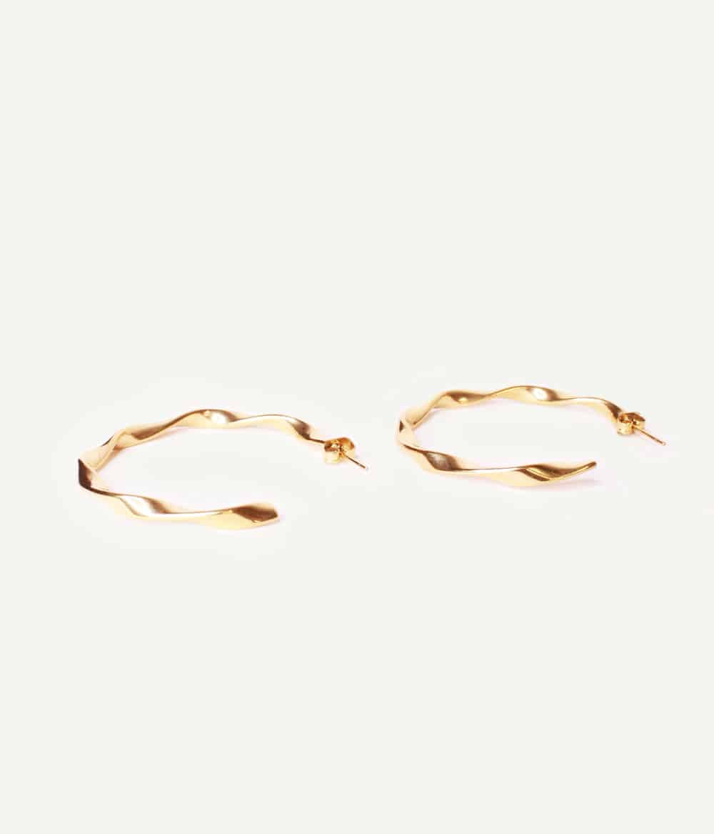 grandes créoles fines torsadées intemporelles acier inoxydable doré à l'or fin bijoux créateur waterproof hypoallergéniques faits main en france caprice paris
