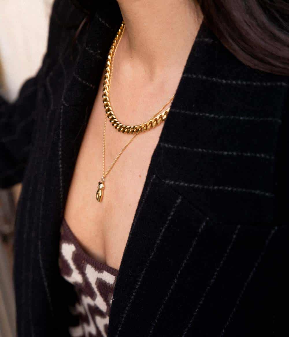 duo de colliers chaine cubaine et pendentif femme nue unisexe intemporel acier inoxydable doré à l'or fin bijoux waterproof résistants hypoallergéniques caprice paris