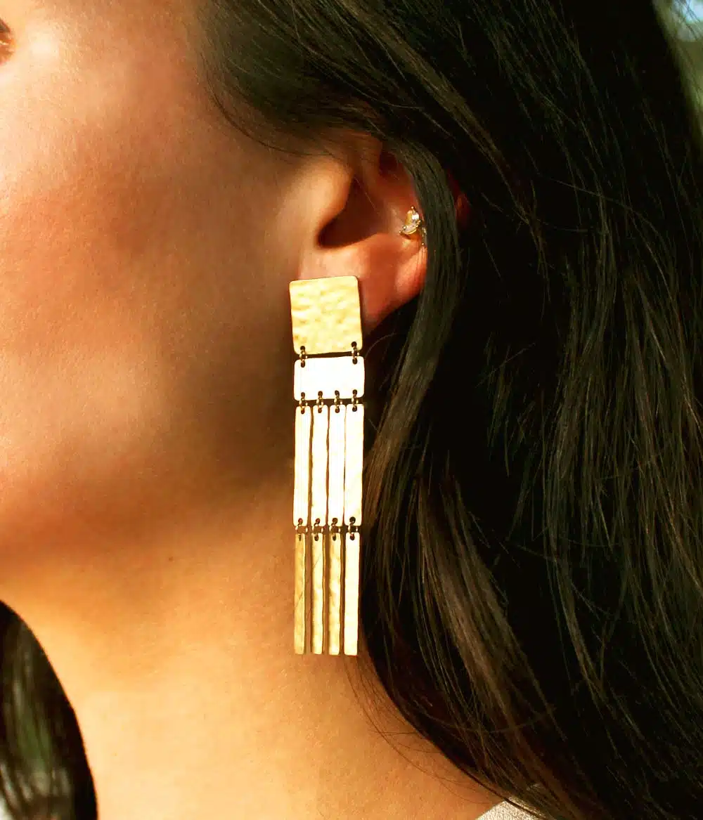 boucles d'oreilles à pendants acier inoxydable doré à l'or fin martelé bijoux créateur waterproof durables hypoallergéniques faits main en France Caprice Paris