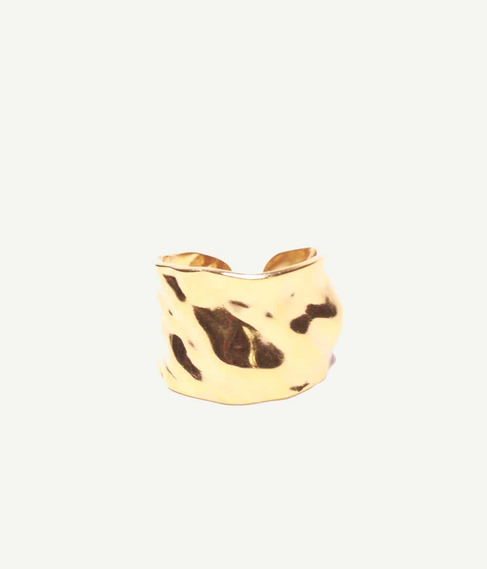 Bague Alba large dorée à la forme organique – vue de face – Caprice Paris