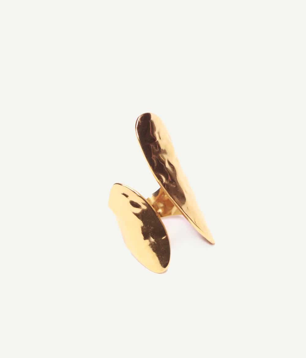 Bague Dalia martelée dorée – vue trois-quarts | Caprice Paris