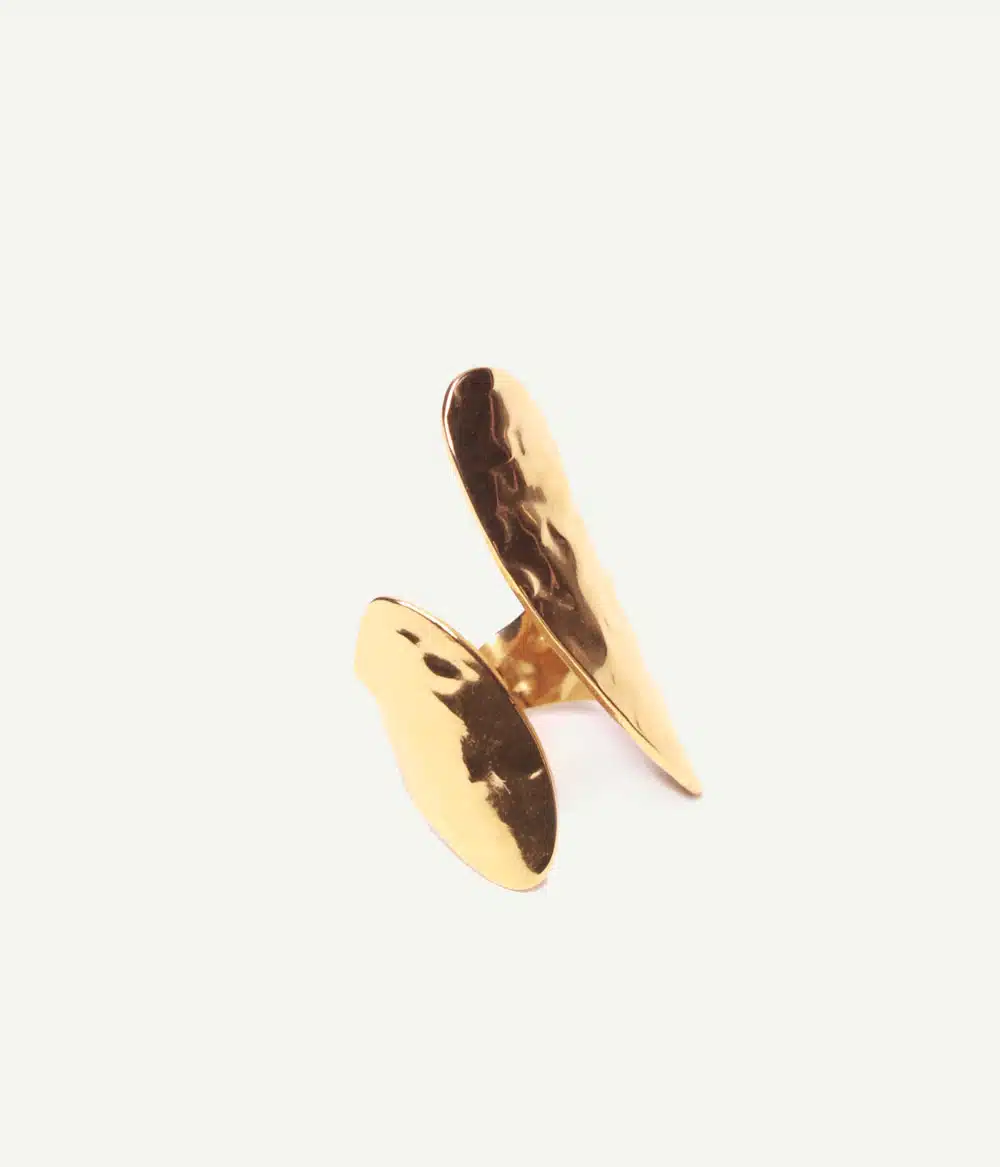 Bague Dalia martelée dorée – vue trois-quarts | Caprice Paris
