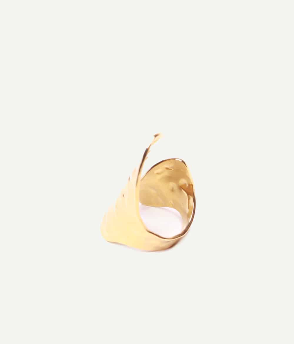Bague Dalia martelée en acier inoxydable doré – vue arrière | Caprice Paris