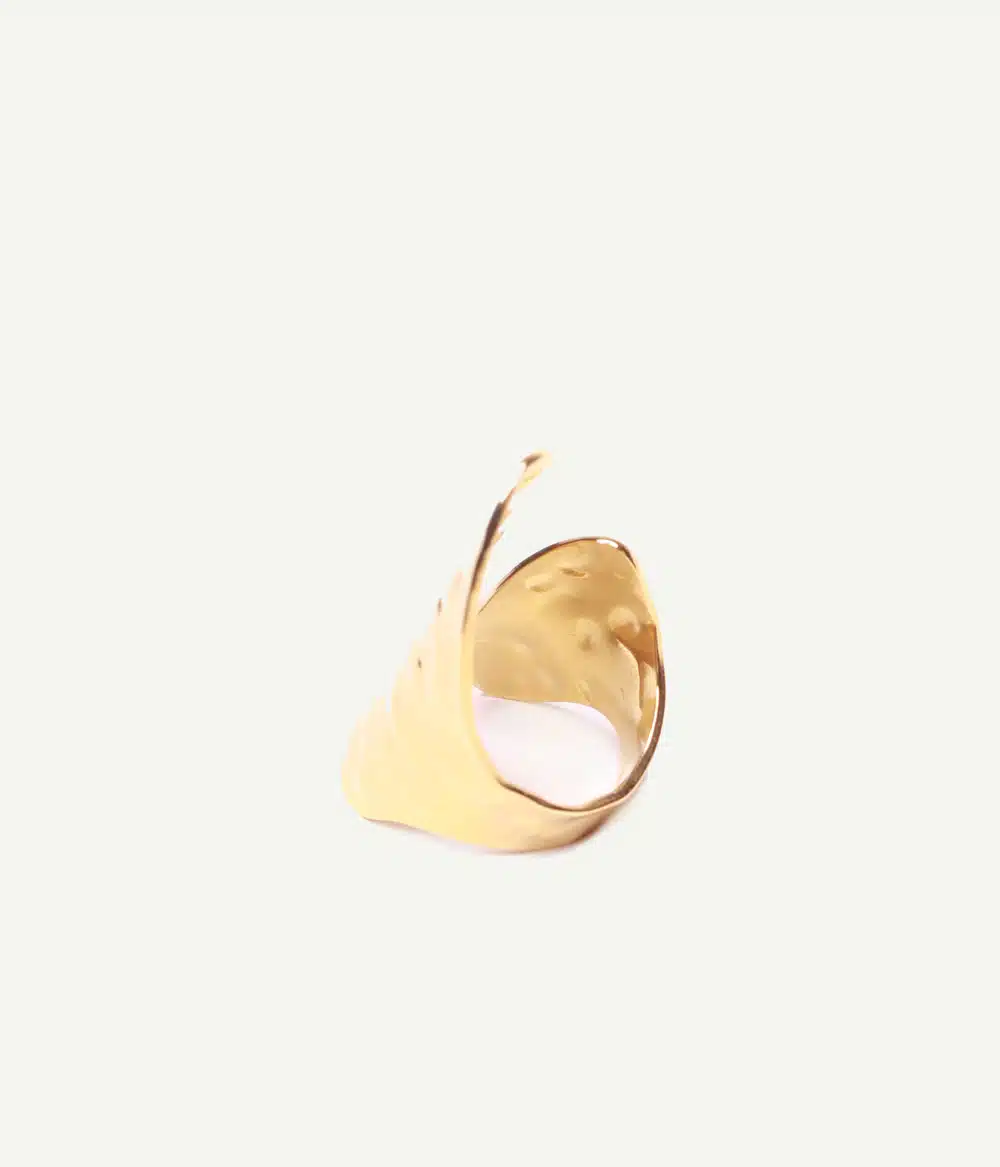 Bague Dalia martelée en acier inoxydable doré – vue arrière | Caprice Paris