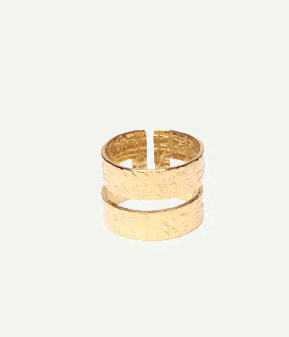 Bague Elia large dorée texturée – vue de face | Caprice Paris