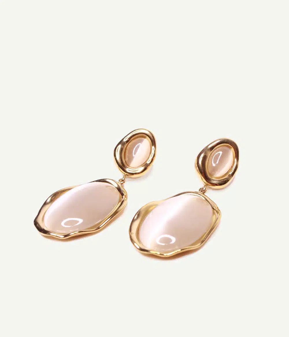 Boucles d’oreilles Allegra pendantes dorées en agate – vue de profil | Caprice Paris
