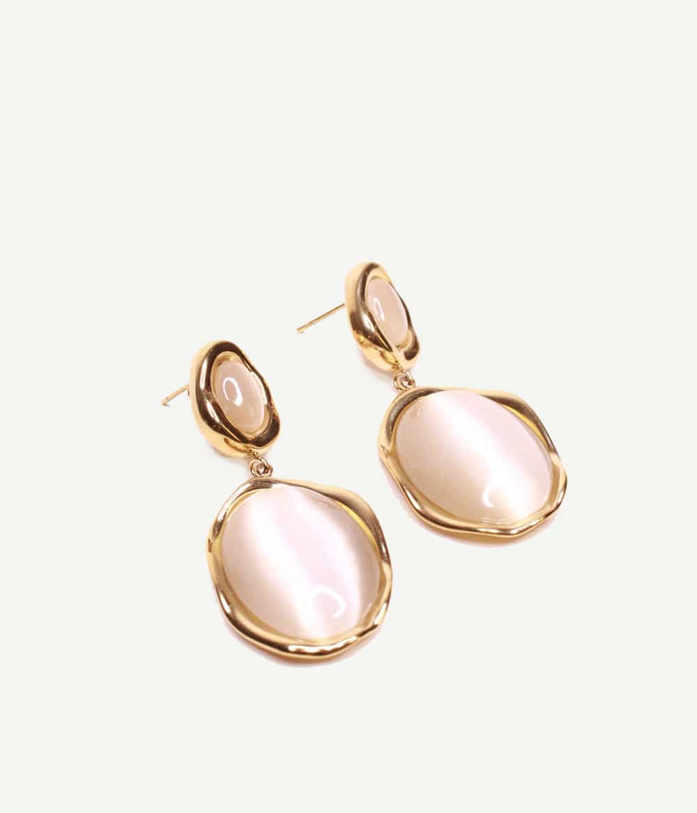 Boucles d’oreilles Allegra dorées en agate beige champagne – vue trois-quarts | Caprice Par
