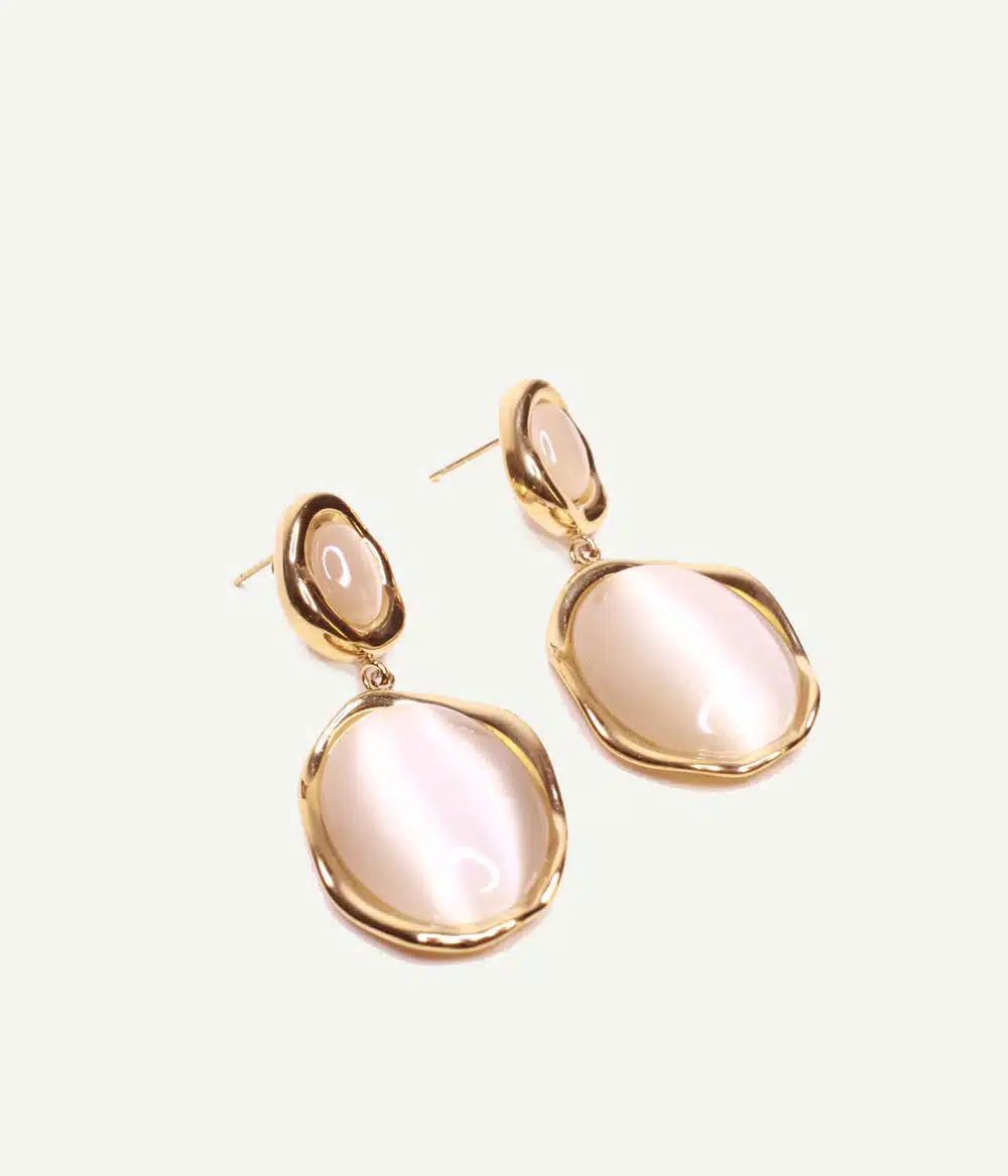 Boucles d’oreilles Allegra dorées en agate beige champagne – vue trois-quarts | Caprice Par