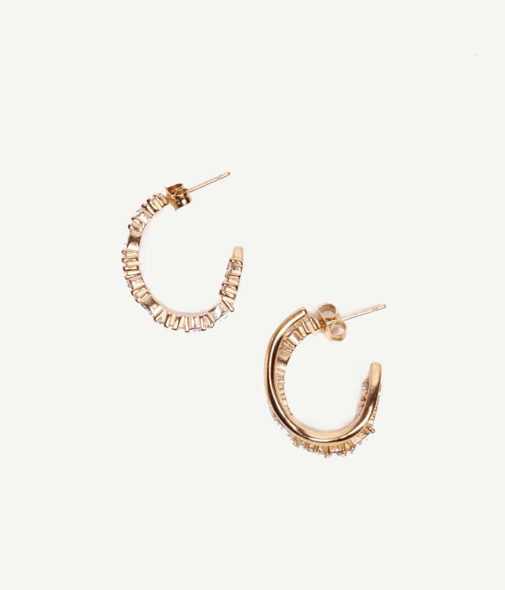 Caprice Paris Bijoux créateur Boucles d'oreilles Chiara 1 Boucles d’oreilles Chiara – petites créoles dorées à pierres blanches vue de face