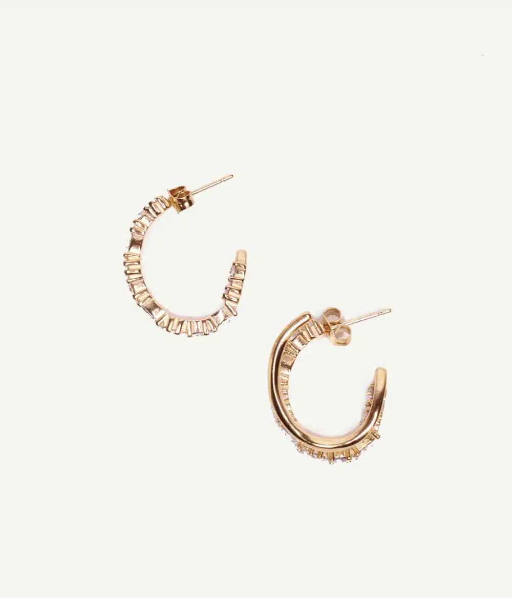 Boucles d’oreilles Chiara – petites créoles dorées à pierres blanches vue de face