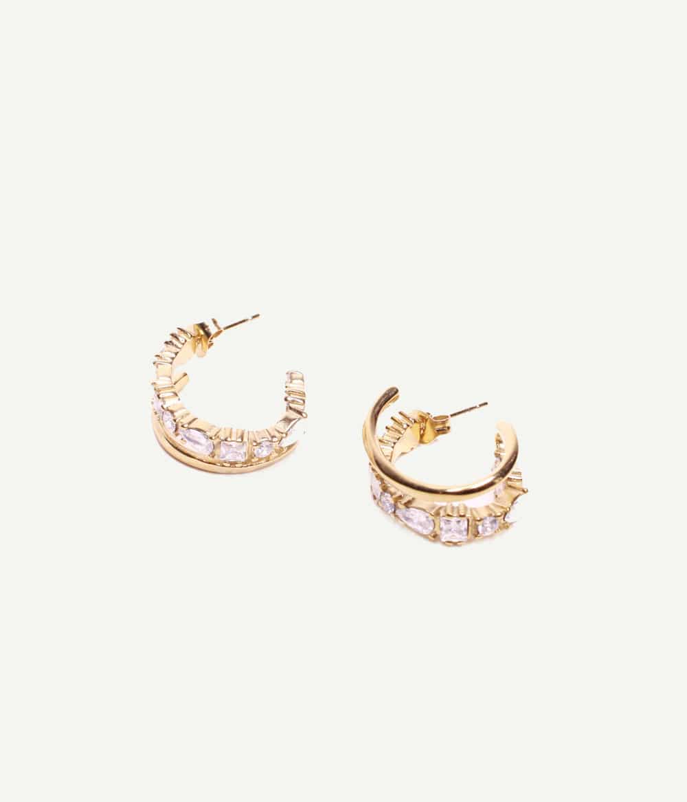 Caprice Paris Bijoux créateur Boucles d'oreilles Chiara Boucles d’oreilles Chiara – créoles dorées serties de pierres blanches vue trois-quarts