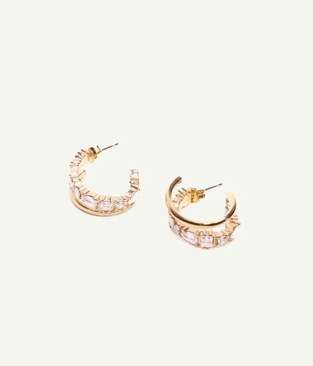Boucles d’oreilles Chiara – créoles dorées serties de pierres blanches vue trois-quarts