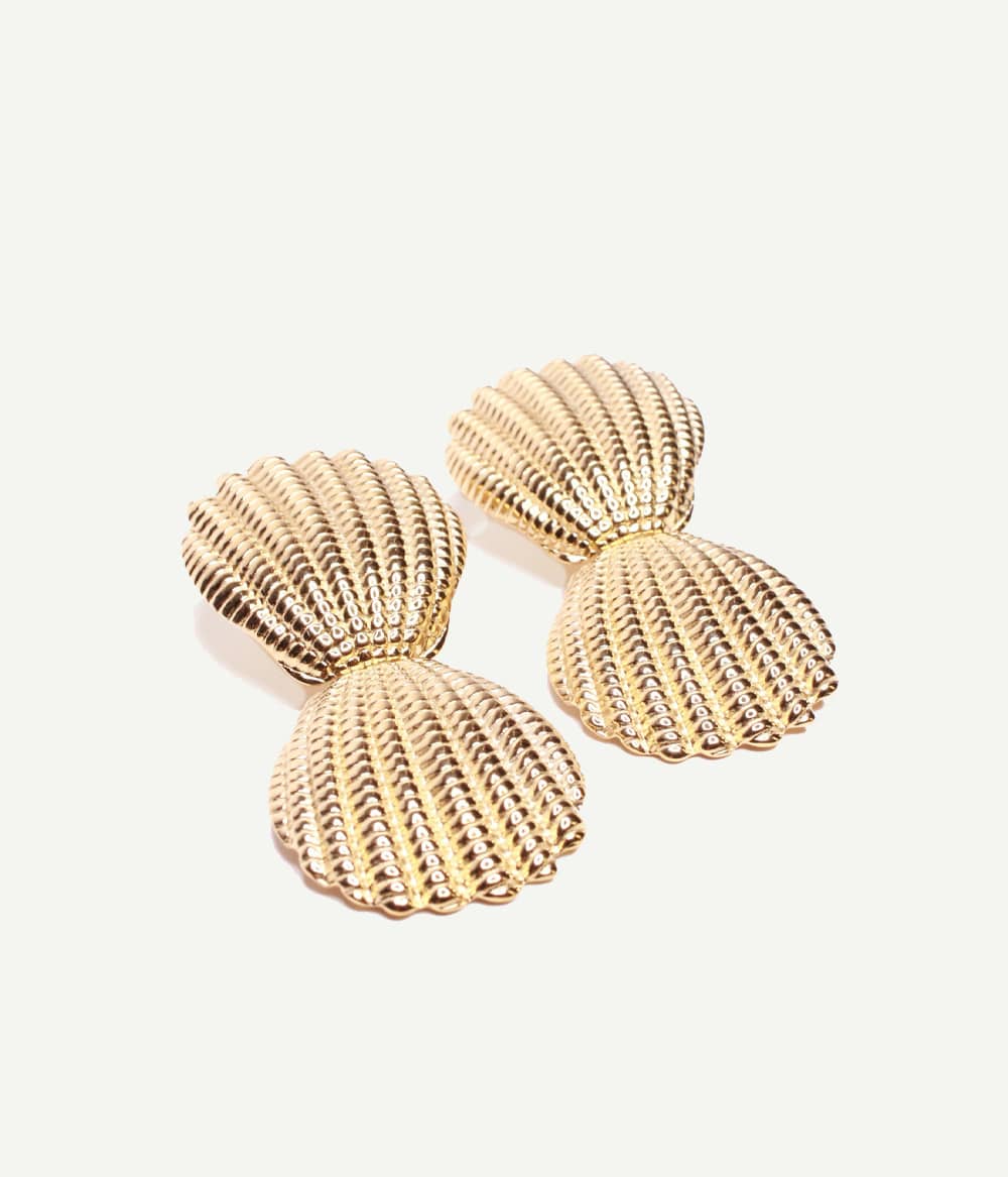 Boucles d’oreilles Dalia coquillages dorés – vue trois-quarts | Caprice Paris