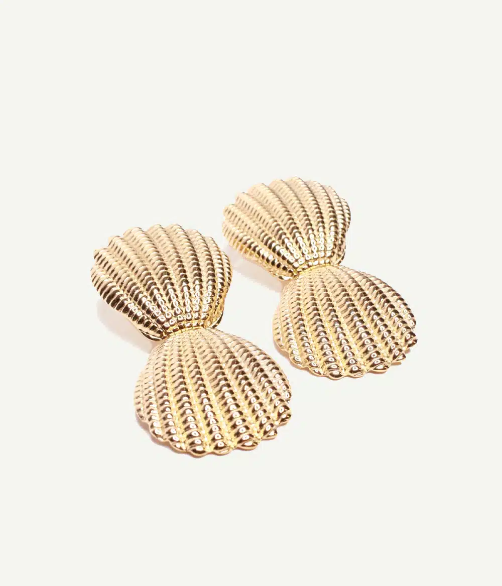 Boucles d’oreilles Dalia coquillages dorés – vue trois-quarts | Caprice Paris