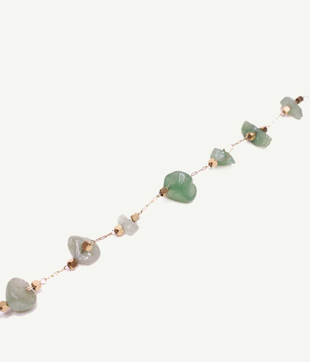Bracelet en aventurine verte Calypso – détail de la chaîne dorée et des pierres