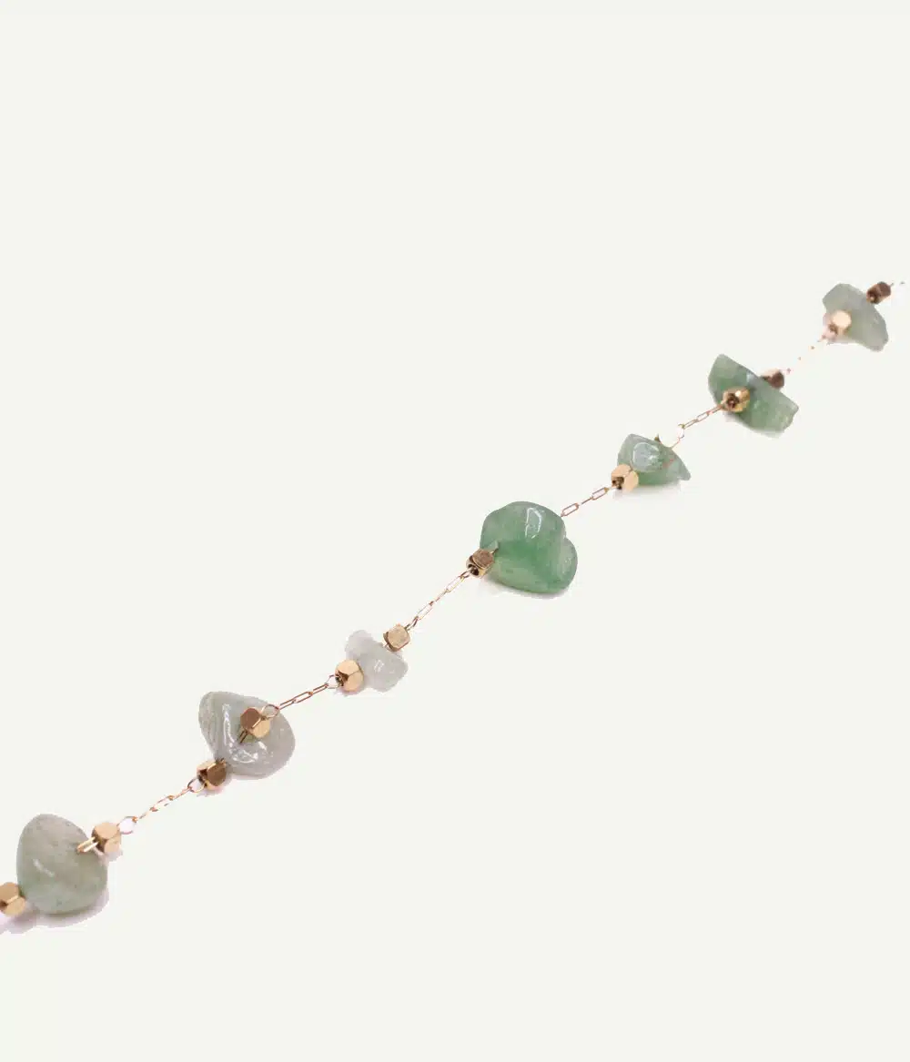 Bracelet en aventurine verte Calypso – détail de la chaîne dorée et des pierres