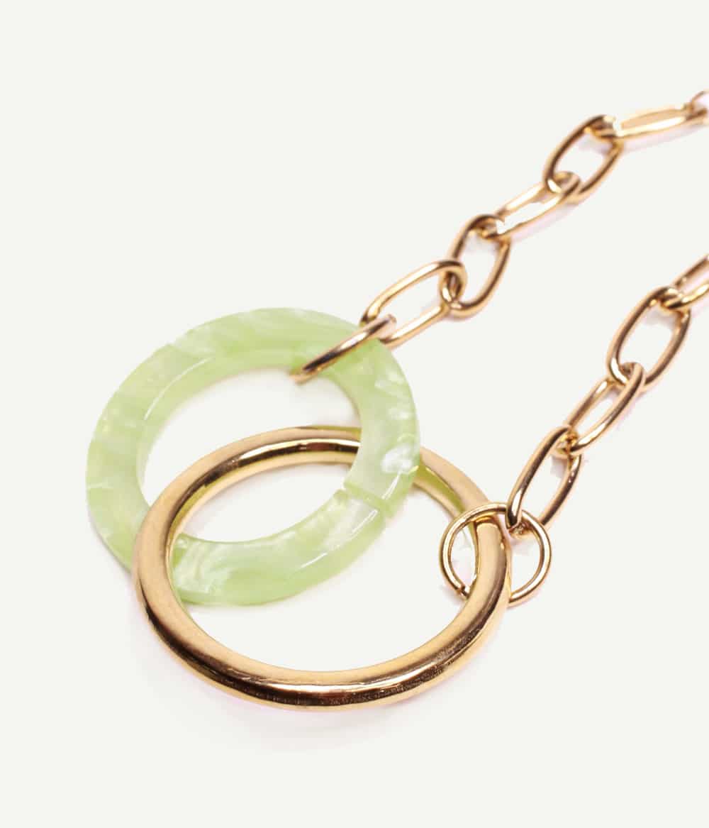 Bracelet Solea en acier doré – détail de l’anneau en résine vert nacré