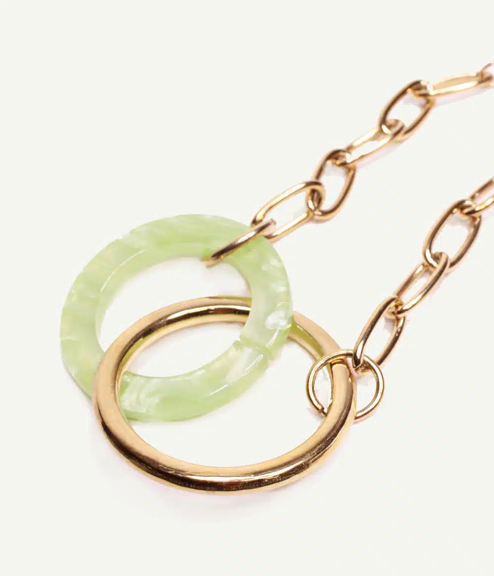 Bracelet Solea en acier doré – détail de l’anneau en résine vert nacré