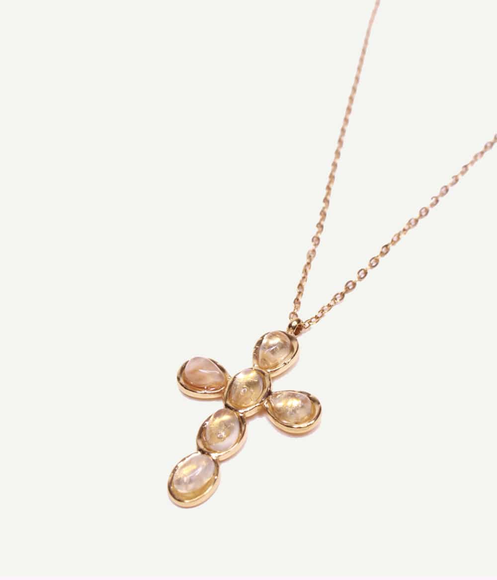 Collier Allegra Nude – détail croix en agate champagne et finition dorée