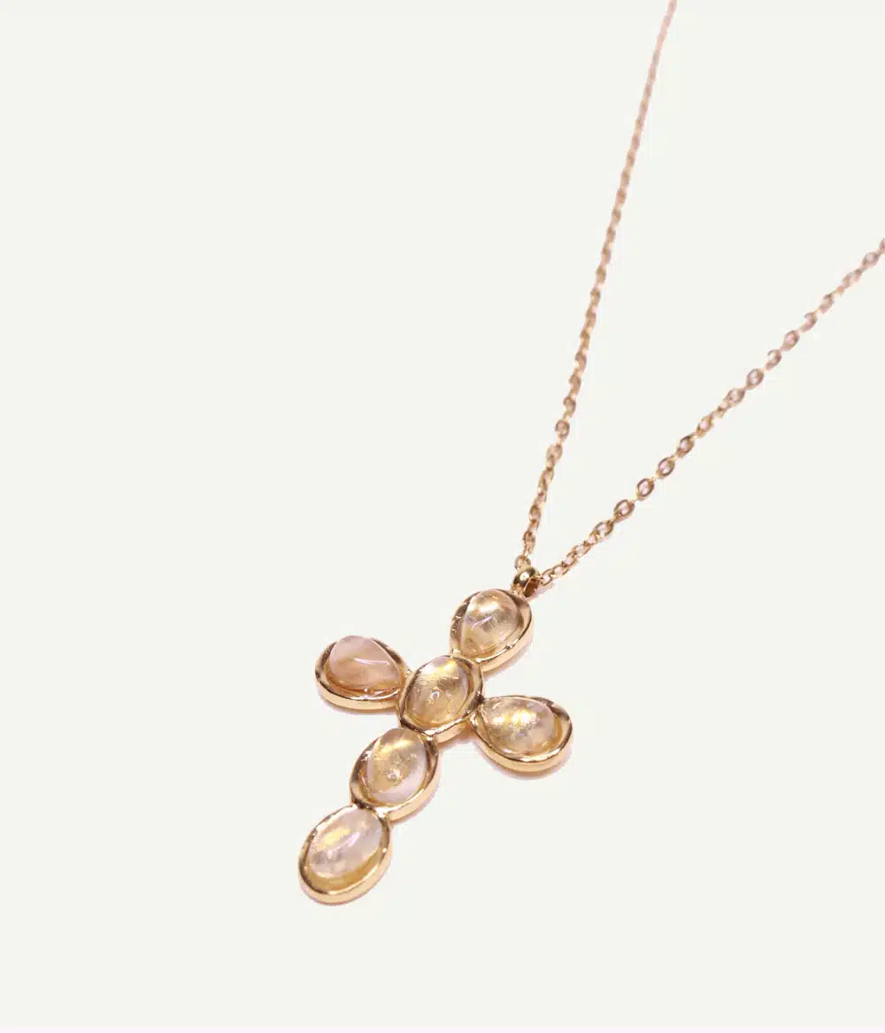 Caprice Paris Bijoux créateur Collier Allegra Nude Collier Allegra Nude – détail croix en agate champagne et finition dorée