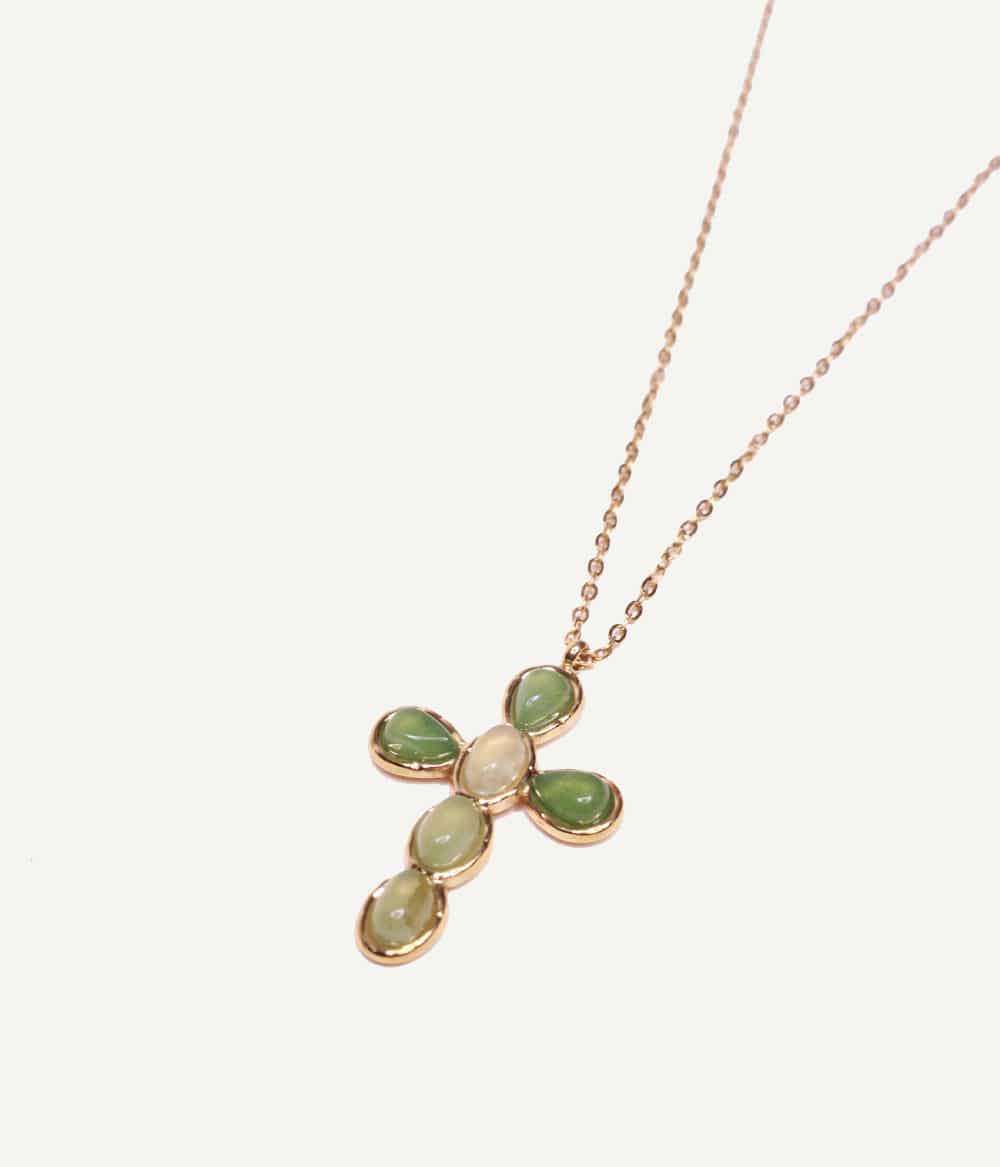 Collier Allegra Vert – détail croix en agate verte et finition dorée