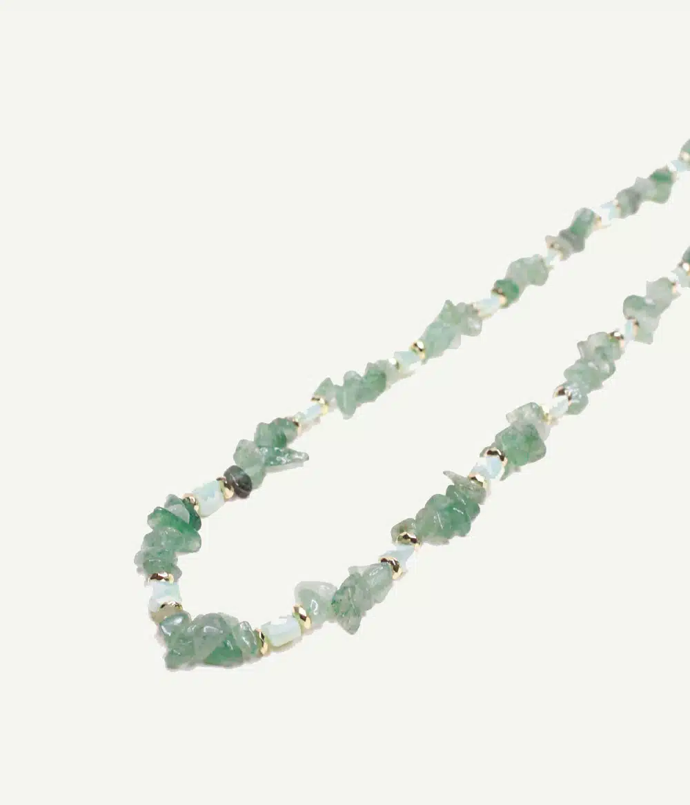 Collier Calypso – détail des aventurines vertes et perles dorées