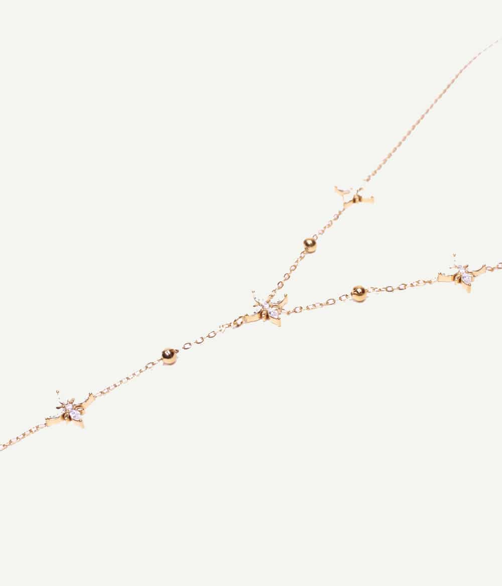 Collier Chiara – détail des fleurs en strass et billes dorées
