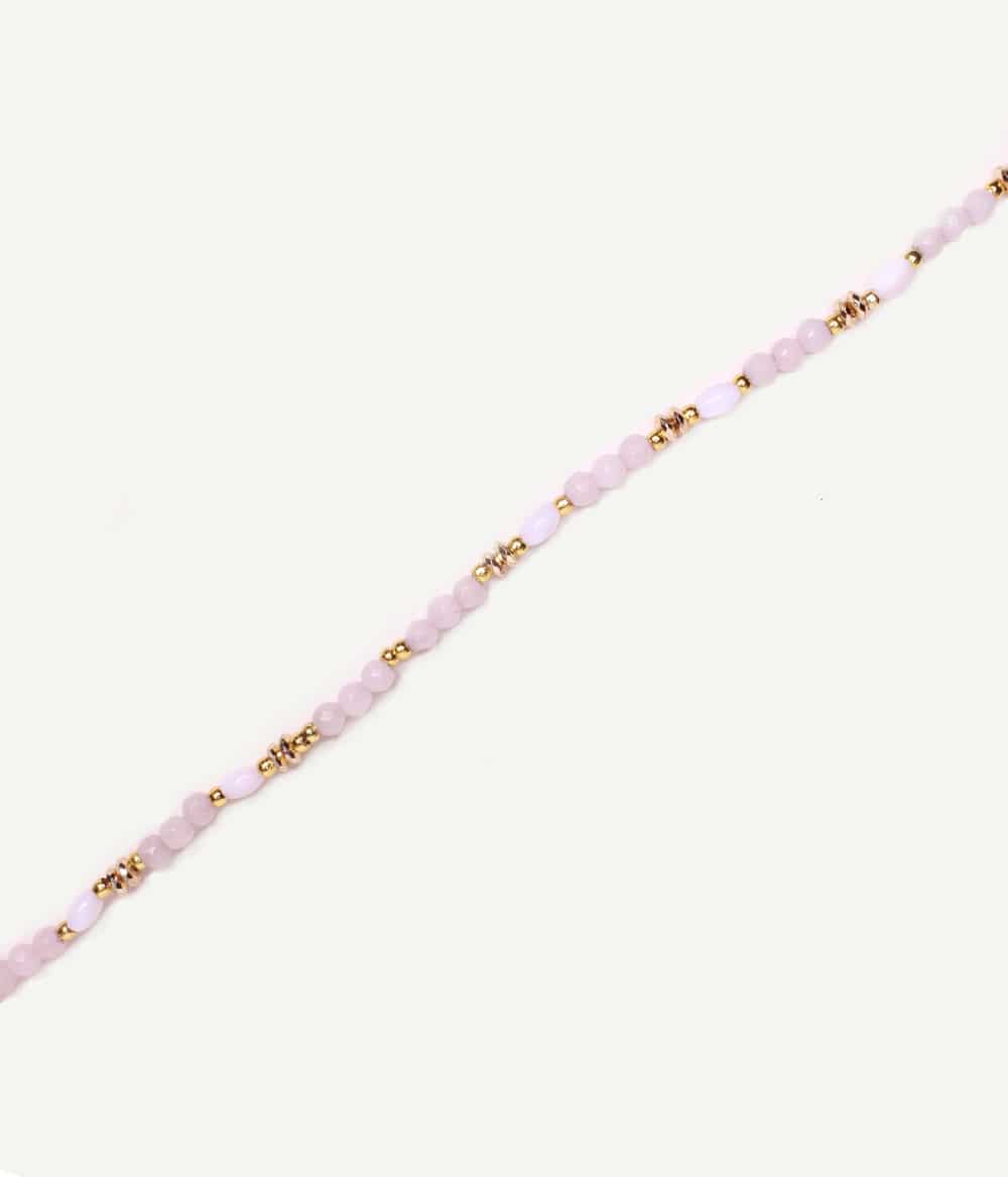 Collier Gia Nude – détail des perles de rocaille et finitions dorées
