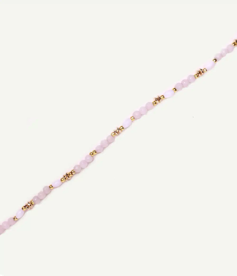 Collier Gia Nude – détail des perles de rocaille et finitions dorées